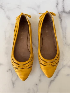 Restricted Damengröße 8,5 senfgelb spitz zulaufend Gitter Laser Cut Slipper - Bild 1 von 5