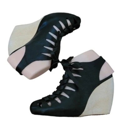 Cuña esculpida de madera enjaulada negra con cordones Loeffler Randall Vivan Foto 1 de 4