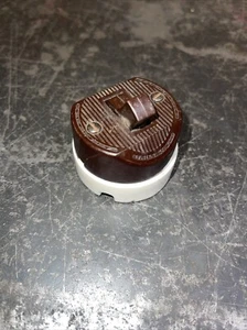 Interruptor vintage Leviton porcelana baquelita EE. UU. blanco marrón 5 amp / 10 amp - Imagen 1 de 7