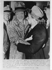 Edward Jones, Policy Boss, umarmt Anwalt nach Freilassung, - Bild 1 von 2