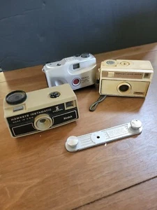Lot Of Vintage Cameras And Accessories Hawkeye Instamatic II And More - Picture 1 of 7
