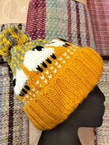 Bommelmütze Wolle schwarz Schaf Bauernhoftiere Fair Trade bei Ruby Joe ocker - Bild 1 von 2