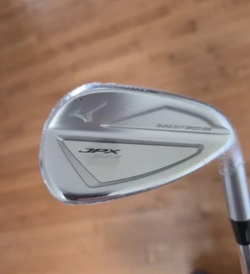 Mizuno JPX 923 Gap Wedge Dynamic Gold 95 R300 Right Handed Brand New - Image 1 of 4