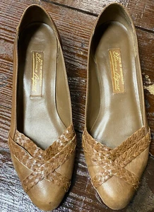 Scarpe vintage Eitienne Aigner in pelle con tacco a gattino taglia 7,5M - Foto 1 di 7