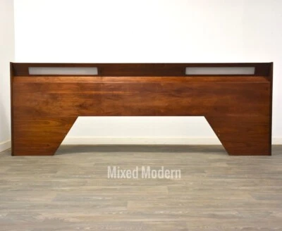 Cabecero King moderno de mediados de siglo de nogal Foto 1 de 4