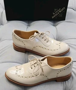 Zapatos para mujer The Office of Angela Scott punta de ala Oxford beige charol 40 9 - Imagen 1 de 24