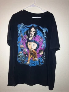 T-shirt grafica nera Laika X Coraline taglia 2XL - Foto 1 di 4