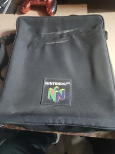 Offizielle Original-Zubehör-Hersteller Nintendo 64 N64 gepolsterte Tragetasche Messenger Bag mit Gurt von 1997 - Bild 1 von 4