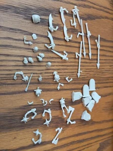 Games Workshop Warhammer 40K Misc Lot #6 TAN PIECES WEAPONS AND SUCH ABOUT 29 - Picture 1 of 5