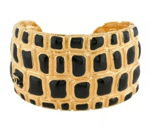 Chanel Cuff 2019 Métiers d'Art Paris Gripoix CC otoño chapado en oro esmalte negro - Imagen 1 de 7