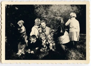 Portrait femmes avec enfants bois forêt - photo ancienne an. 1940 50 - Picture 1 of 1