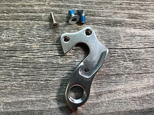 COLGADOR DE DESVIADOR TRASERO CUADRO BICICLETA BICICLETA PARA DROPOUT CARRETERA MTB TORNILLOS PLATA - Imagen 1 de 2
