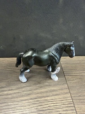 Estatuilla de caballo de plástico Bullyland hecha en Alemania yegua de tiro negra  Foto 1 de 4