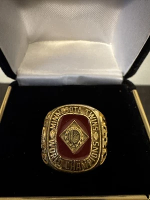 1991 Minnesota Twins World Series Champions Replica Ring with Display Box - Image 1 of 4