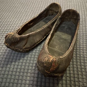 Ausgefallene antike Schuhe - Leder mit Metallnieten an der Sohle - wie vorgefunden - Bild 1 von 17