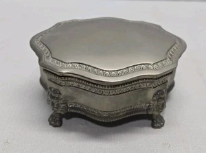 Caja de baratijas de joyería con bisagras forrada de terciopelo rojo con escudo y pies de león plateado de colección - Imagen 1 de 8