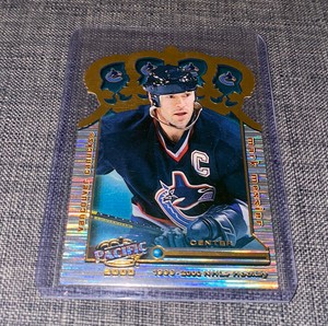 Mark Messier GOLD CROWN DIE-CUTS 1999-00 Pacific Crown Royale #36 Vancouver