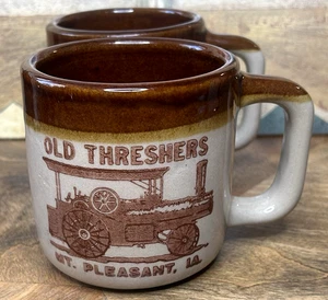 ALTE DRESCHER 2er Set Kaffeetassen Vintage Western Steinzeug Mt. Pleasant, Iowa - Bild 1 von 9