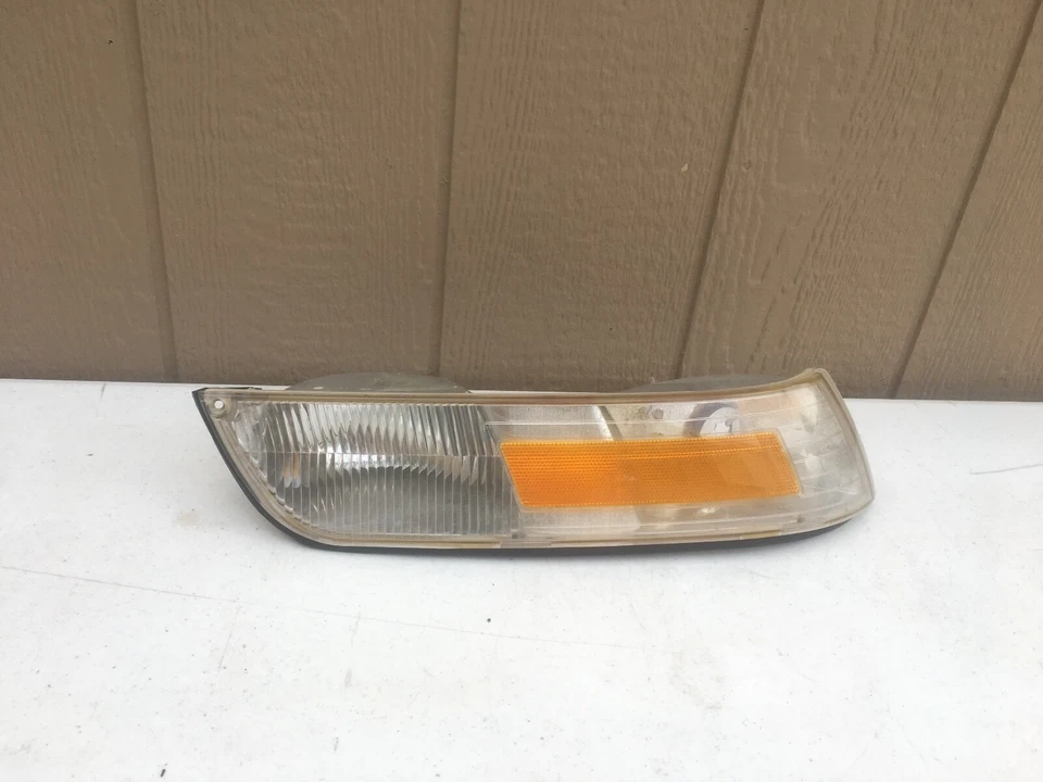 Marcador lateral Mercury Grand Marquis 1995-1997 (derecha) Foto 1 de 4