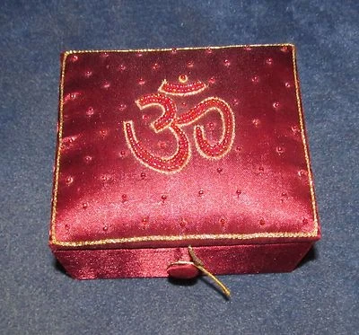 Pequeña Caja de Costura Decorativa Borgoña con Tapa Acolchada, Cuentas y Símbolo Oriental Foto 1 de 4