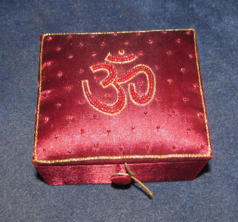 Pequeña Caja de Costura Decorativa Borgoña con Tapa Acolchada, Cuentas y Símbolo Oriental Foto 1 de 4