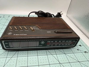 General Electric GE Clock Radio Vintage 80s Wood Grain Alarm 7-4612B - Picture 1 of 10
