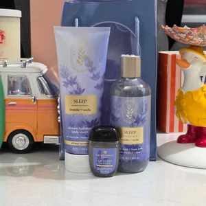 Bath & Body Works Aromatherapie Lavendel Vanille 4-teiliges Körperpflege Geschenkset NEU - Bild 1 von 8