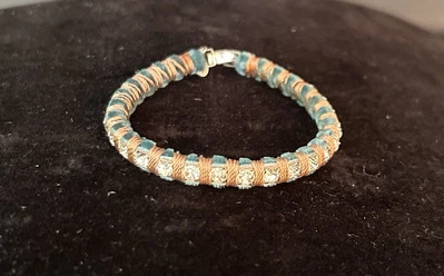 Hermosa pulsera de terciopelo azul YOSCA envuelta con diamantes de imitación de cuerda dorada Foto 1 de 4