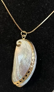 Collana con ciondolo conchiglia catena tono oro vintage - Foto 1 di 9
