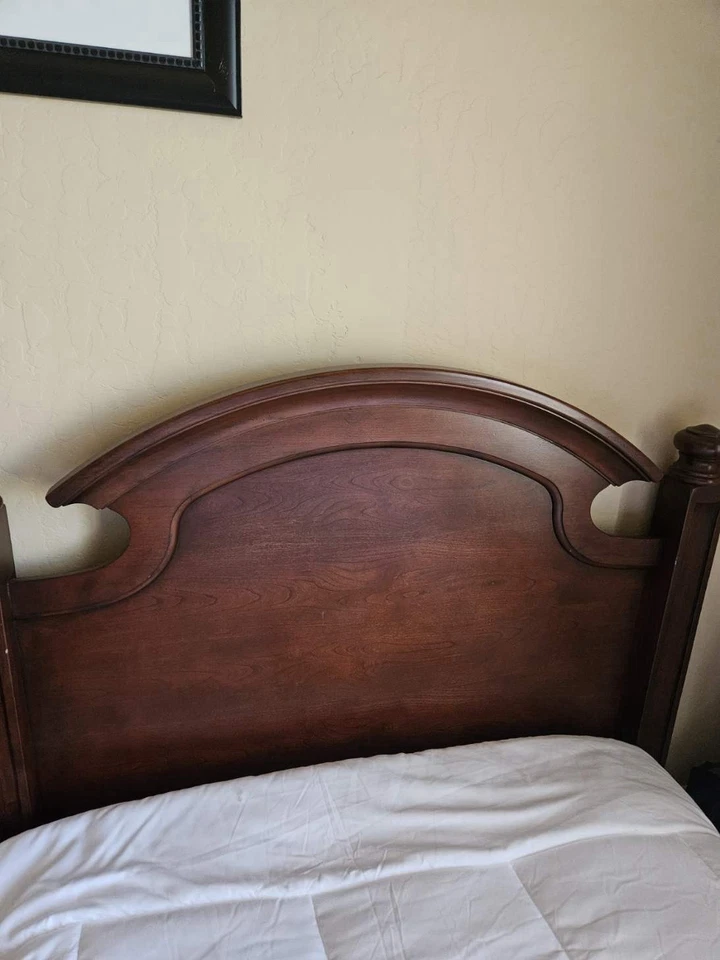 BROYHILL Bedroom Set $1,250 OBO - Image 1 of 4