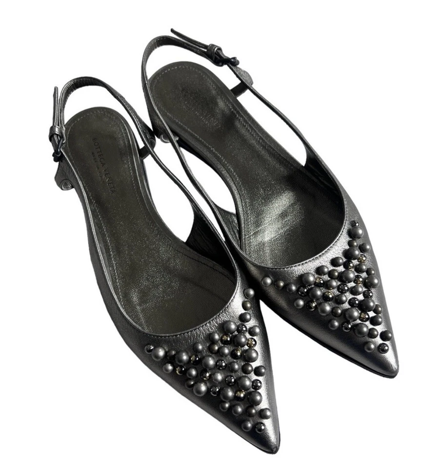 Bottega Veneta The Tippie Metálico Plateado Tachonado Eslinga Trasera Punta Plana Foto 1 de 4