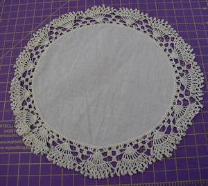 3551 Pretty vintage hand crocheted white doily with linen center, Fan design - Picture 1 of 1