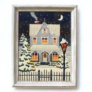 Vintage gerahmtes Bargello Winterhaus Schneenacht gerahmt Weihnachten Stickerei - Bild 1 von 8