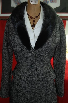VTG 1940s-50s Black Wool Tailored Skirt Suit Peplum Jacket w/Fur Collar 36” Bust - Image 1 of 4