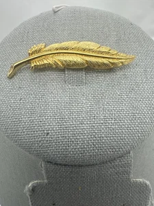 Vintage Monet Feather Brooch Gold Tone Pin Textured Leaf Design Signed 2.5 Inch - Picture 1 of 8