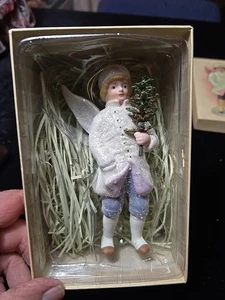 Porzellan Weihnachten viktorianischer Ornament Engelsflügel Mädchen Weihnachtsbaum 5,5" - Bild 1 von 6