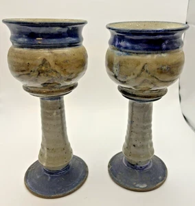 Set aus zwei großen handgefertigten Studio Kunstkeramik braunen und blauen Weinkelchen. - Bild 1 von 7