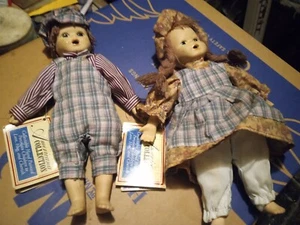 American Collection Porzellan Puppen Mary Lou und Jonathan mit Etikett und Ständer - Bild 1 von 5