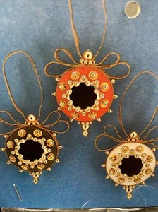 Kit de adornos navideños LeeWards trío espejado rojo blanco verde cuentas - Imagen 1 de 4