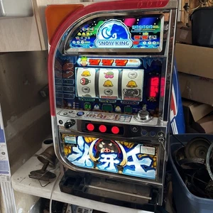 Snow King Japanese Token Slot Machine With Key - Works Great Pickup Only - Picture 1 of 12