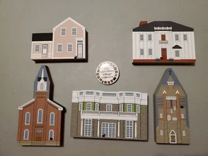 Edificios de colección Cat's Meow Village Collector's Club y botón Pinback 1993-1996 - Imagen 1 de 9