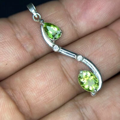 Collar de peridotos naturales con circonitas cúbicas en plata de ley Foto 1 de 4