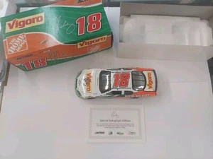 NASCAR diecast 1 24 autografiado #18 JJ Yeley 2005 Vigoro - Imagen 1 de 3