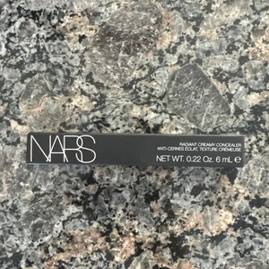 Nars Radiant Creamy Concealer - Full Size-Light 3 Honey With 1 Lip Pigment - Picture 1 of 8