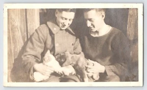 Foto 1940er WWII Ära - Soldaten Freunde Kätzchen & Welpe - Vintage Schnappschuss - Bild 1 von 5