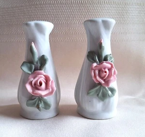 Vintage Ceramic Floral Rose Salt and Pepper Shakers 3" in height - Bild 1 von 5
