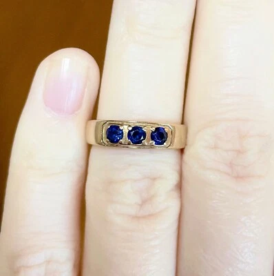 Anillo redondo de 3 piedras de zafiro natural AAA para regalo de cumpleaños para hombre oro amarillo de 14 k Foto 1 de 4