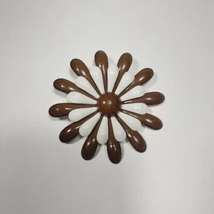 Vintage 70er Jahre bemalte Blech Metall Gänseblümchen Blume Anstecknadel Brosche 3" Statement XL braun weiß - Bild 1 von 5