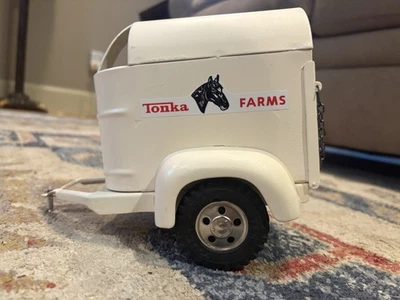 Remolque Tonka vintage de acero prensado para caballos con caballos Foto 1 de 4