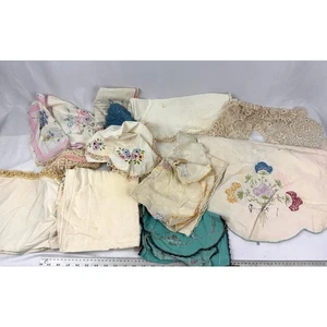 Vintage 17 Stck. Antik Bettwäsche Servietten Sets Deckchen Bestickt Häkeln FLECKEN - Bild 1 von 9
